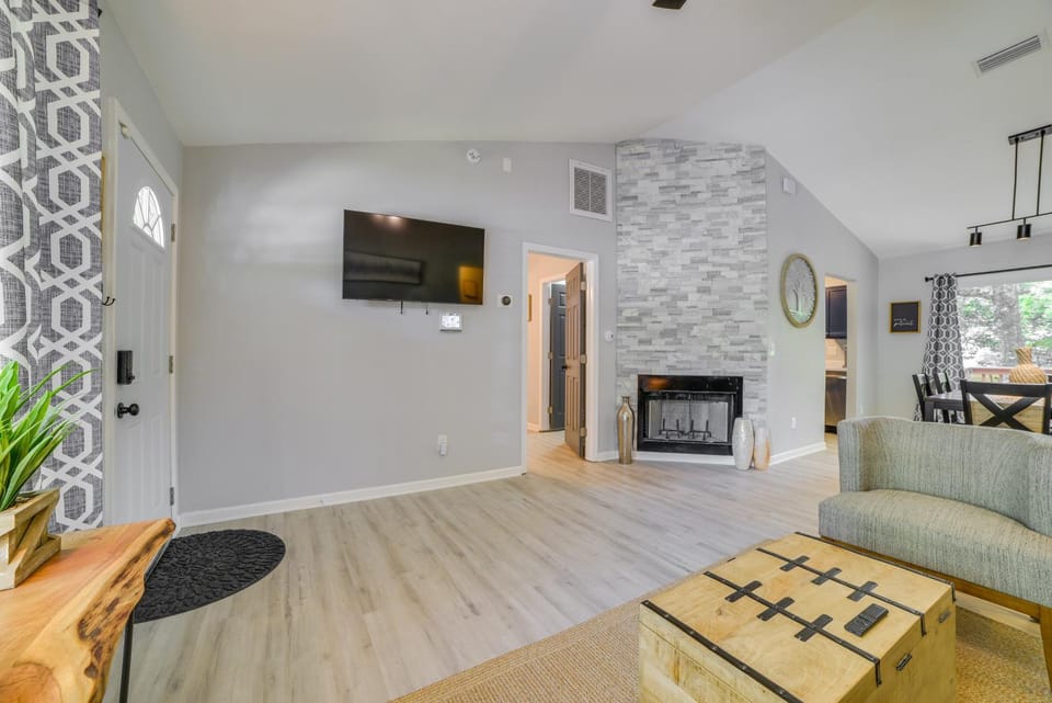 4 Mi to Dtwn! Tallahassee Home w/ Private Deck House in Tallahassee