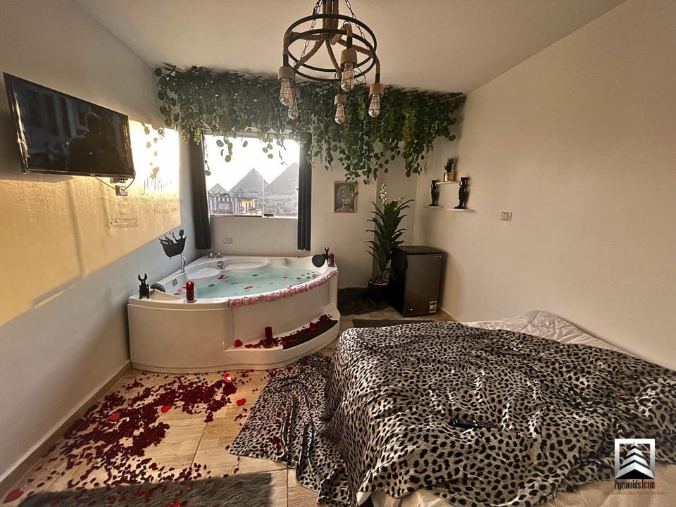 Bed, Hot Tub, TV and multimedia