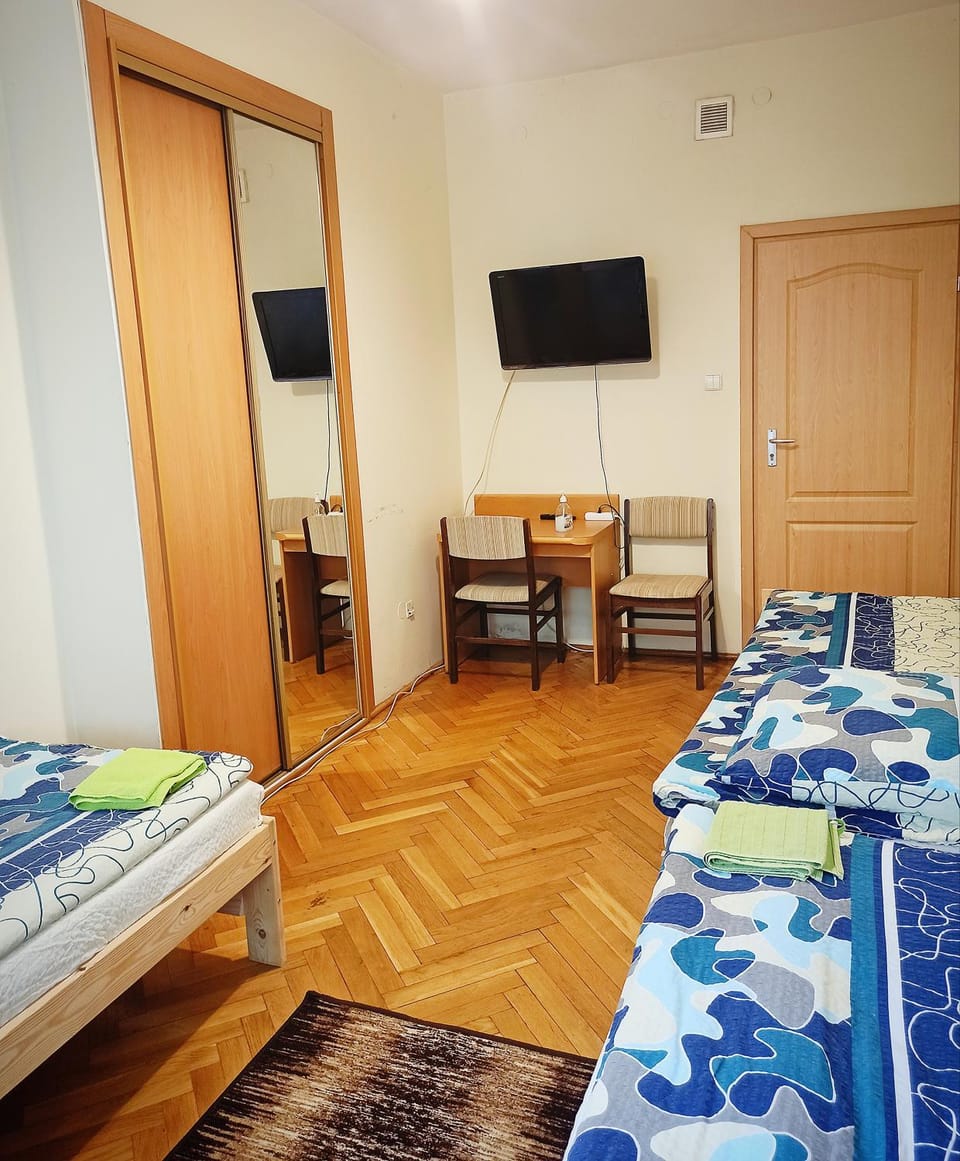 Communal lounge/ TV room, Bed, TV and multimedia, Photo of the whole room, Seating area, Evening entertainment, Bedroom, hair dresser, wardrobe