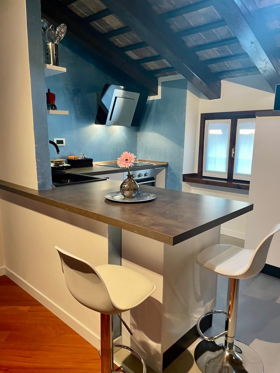 Kitchen or kitchenette, Dining area, minibar, stove