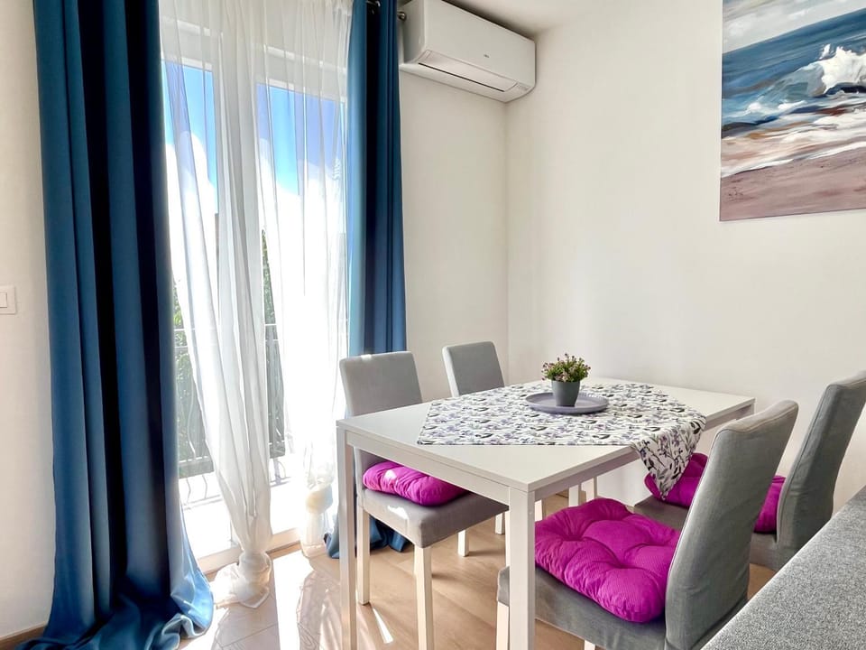 Living room, Seating area, Dining area, air conditioner