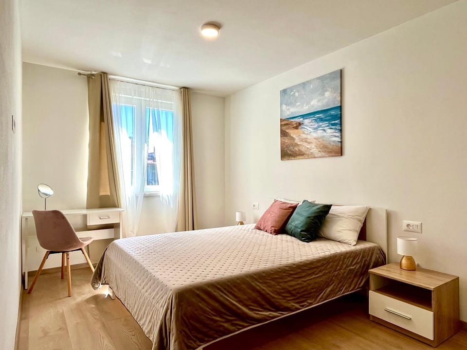 Bed, Seating area, Bedroom