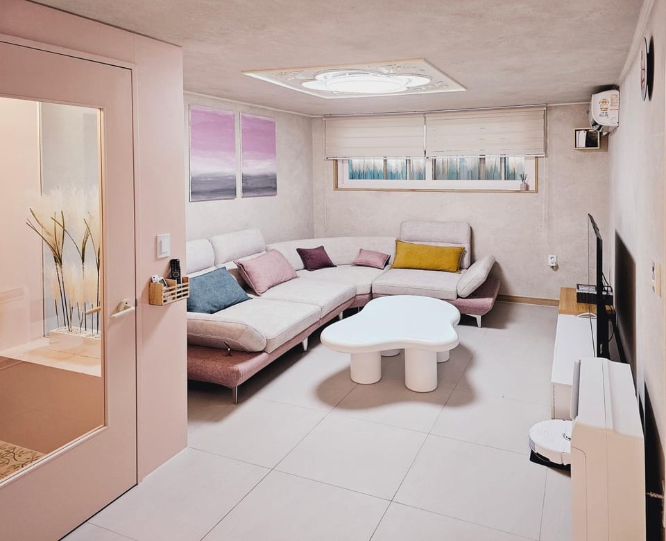 TV and multimedia, Living room, Photo of the whole room, Seating area, air conditioner