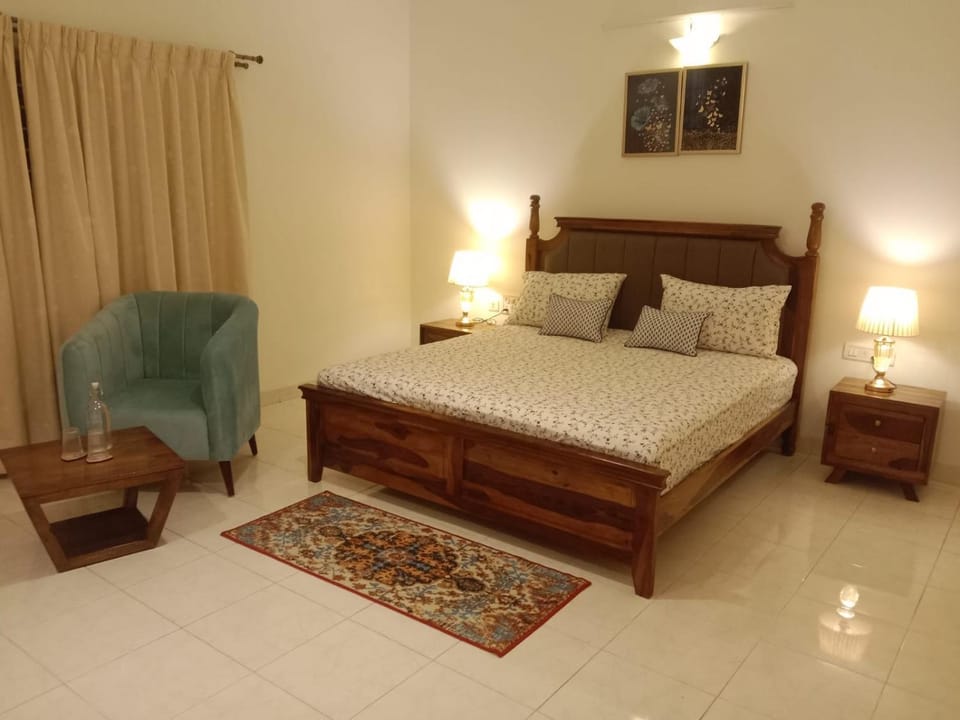 Bed, Seating area
