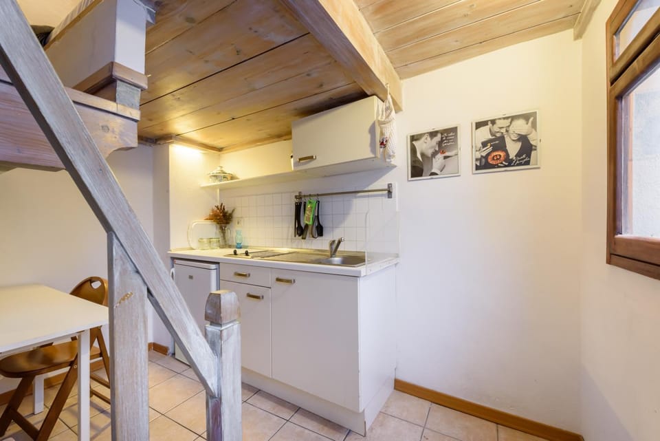 Kitchen or kitchenette, Dining area, stove