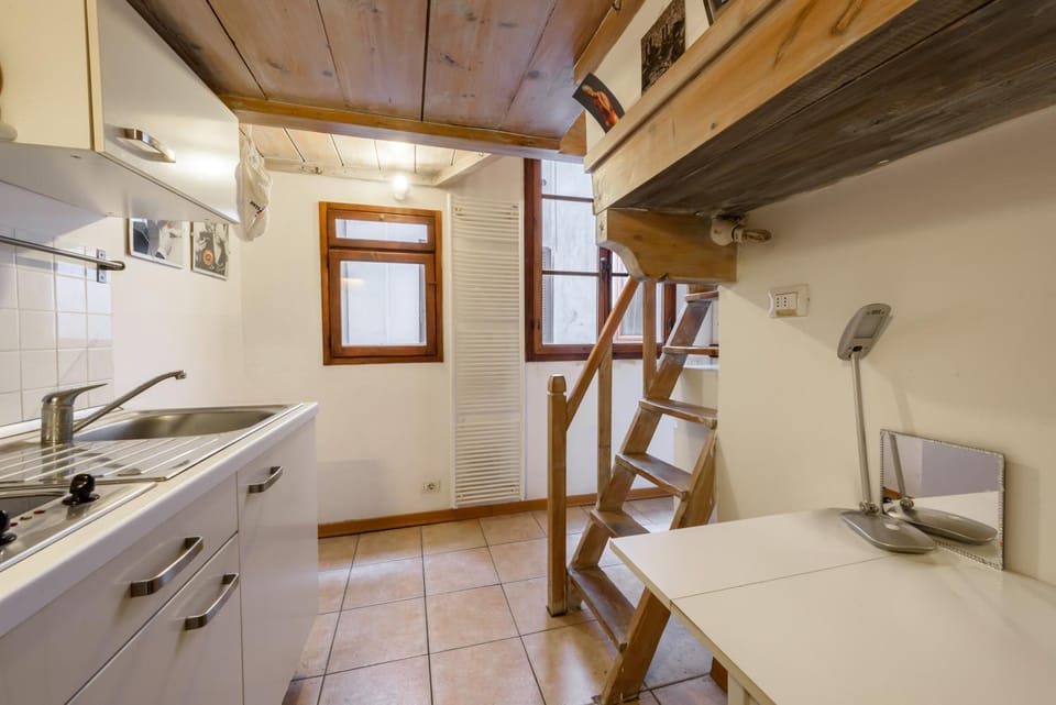 Kitchen or kitchenette, Dining area, stove