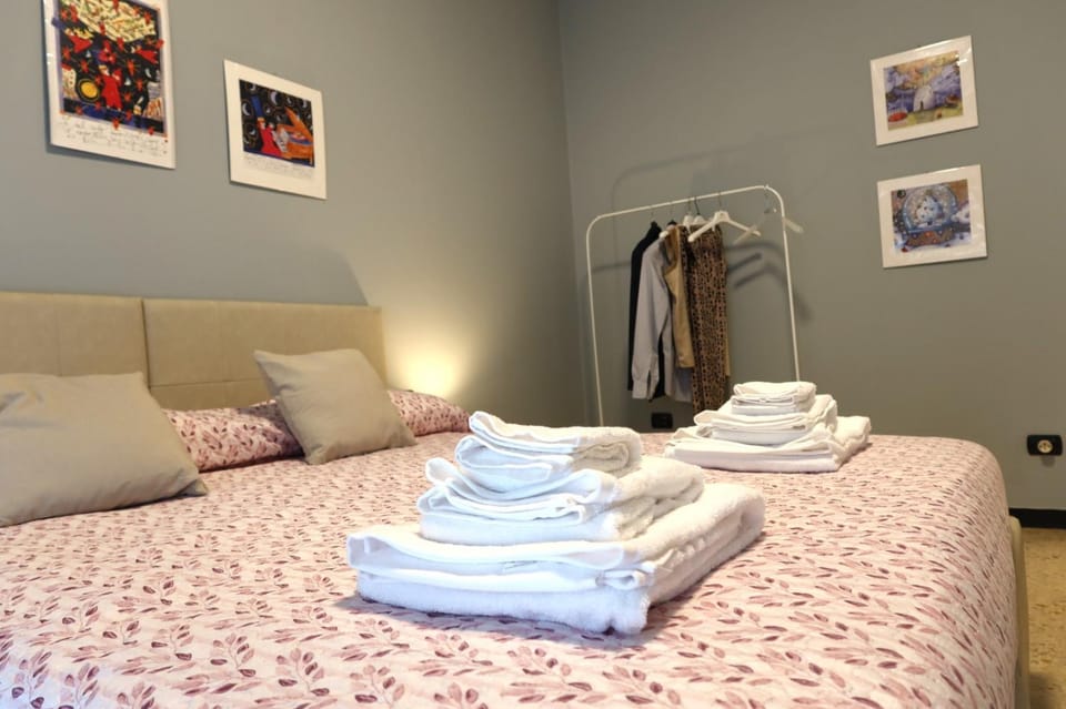 Bed, Photo of the whole room, Bedroom, towels
