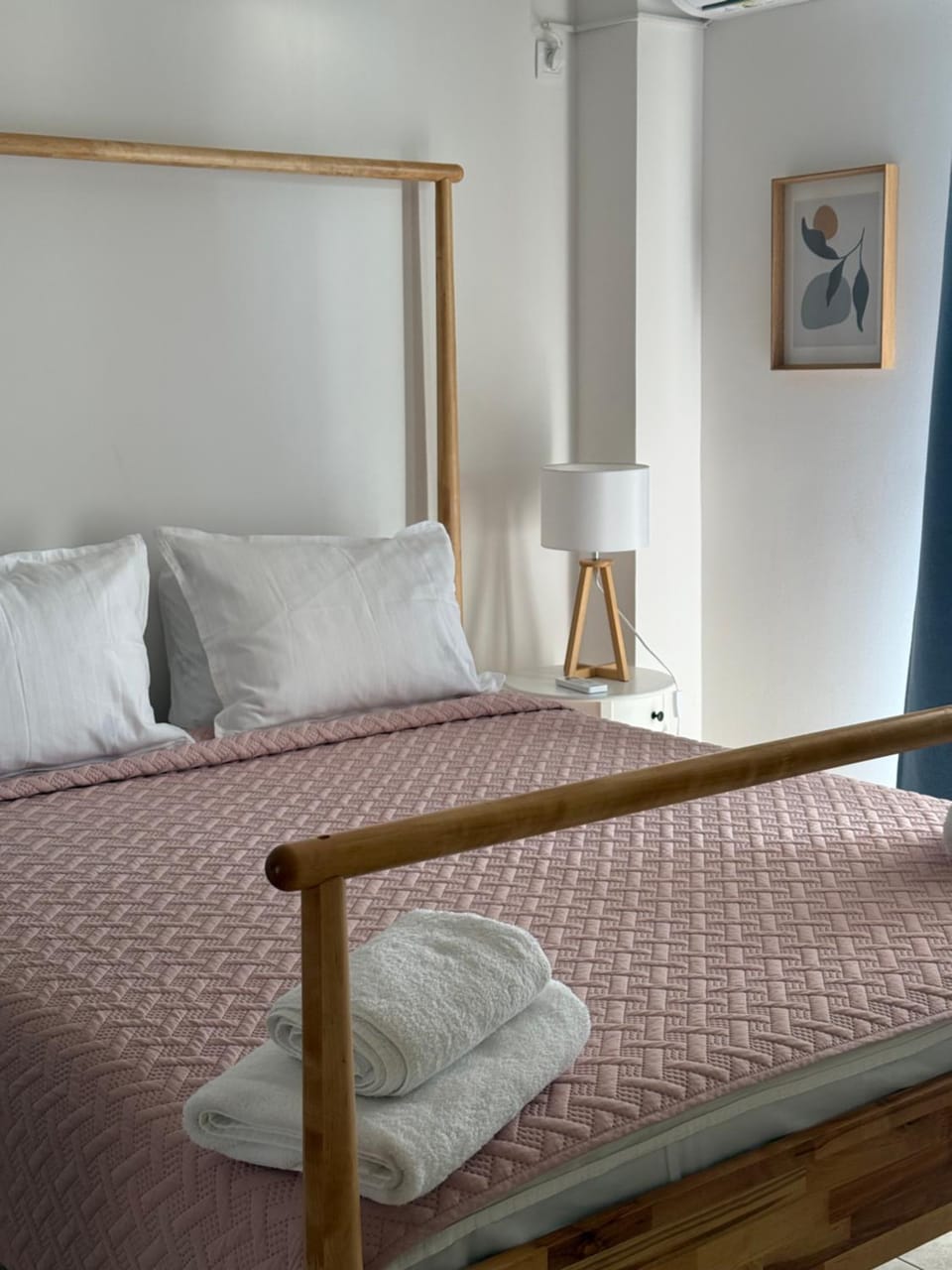 Bed, towels