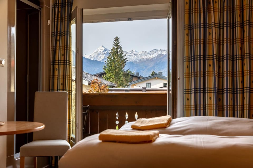 Bed, Natural landscape, Photo of the whole room, Bedroom, Mountain view