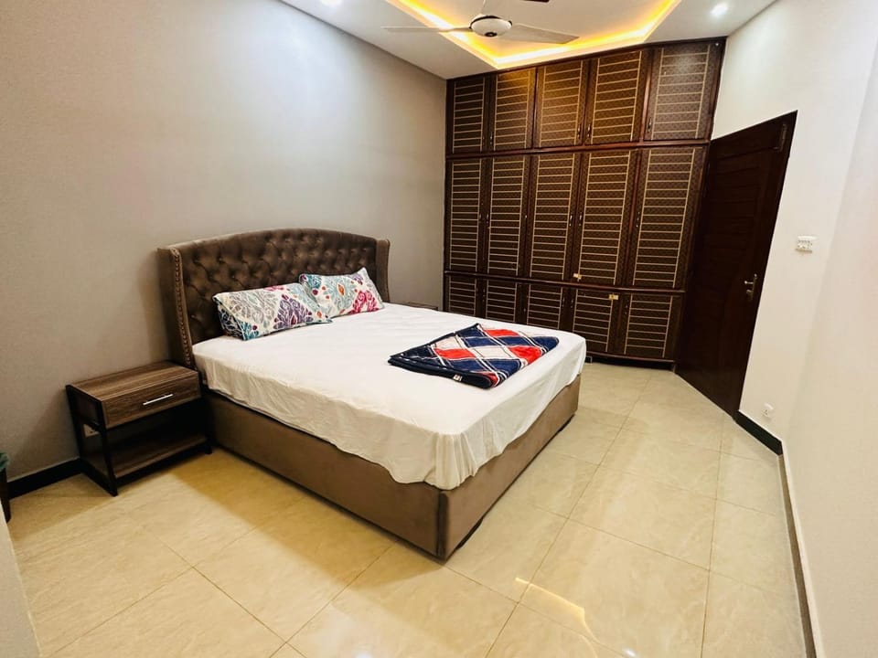 Photo of the whole room, Bedroom, wardrobe