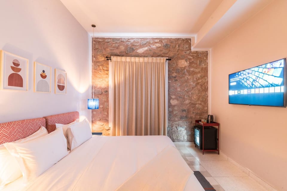 Bed, TV and multimedia, Photo of the whole room, Bedroom