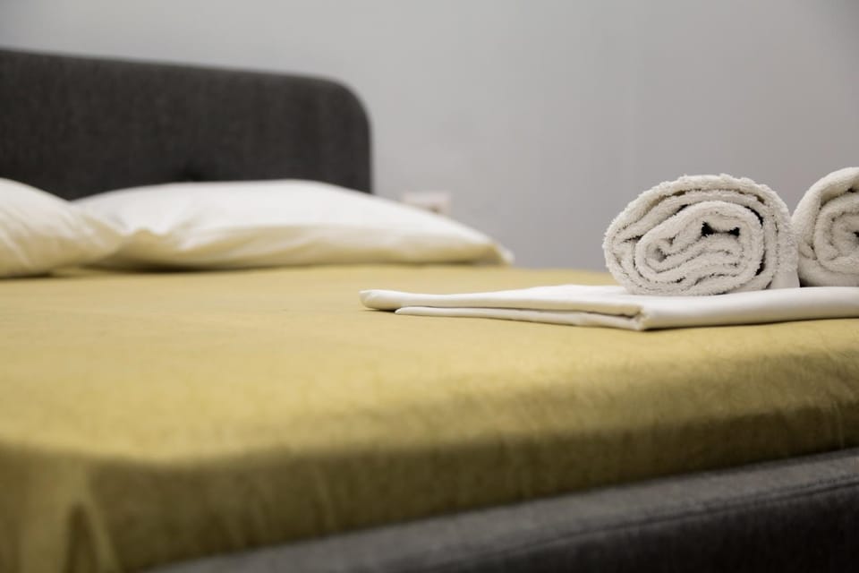 Bed, Bedroom, towels