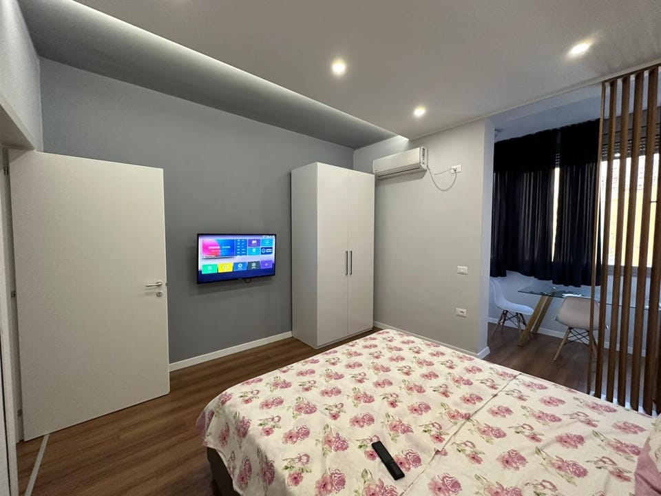 Communal lounge/ TV room, Bed, TV and multimedia, Photo of the whole room, Evening entertainment, Bedroom, wardrobe, air conditioner