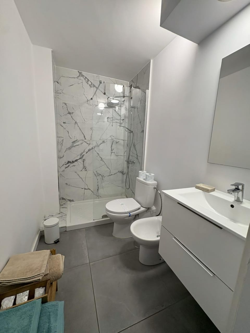 Shower, Toilet, Bathroom, bidet, towels