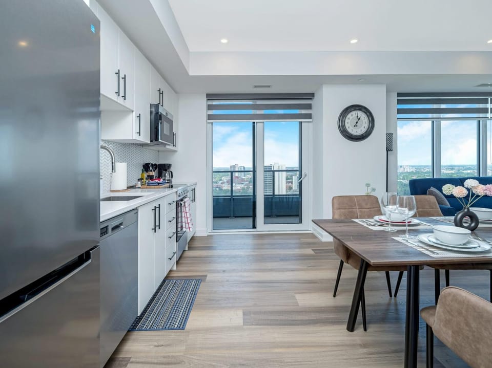 Kitchen or kitchenette, Dining area
