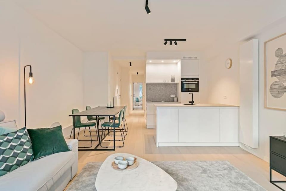 Kitchen or kitchenette, Living room, Seating area, Dining area, oven