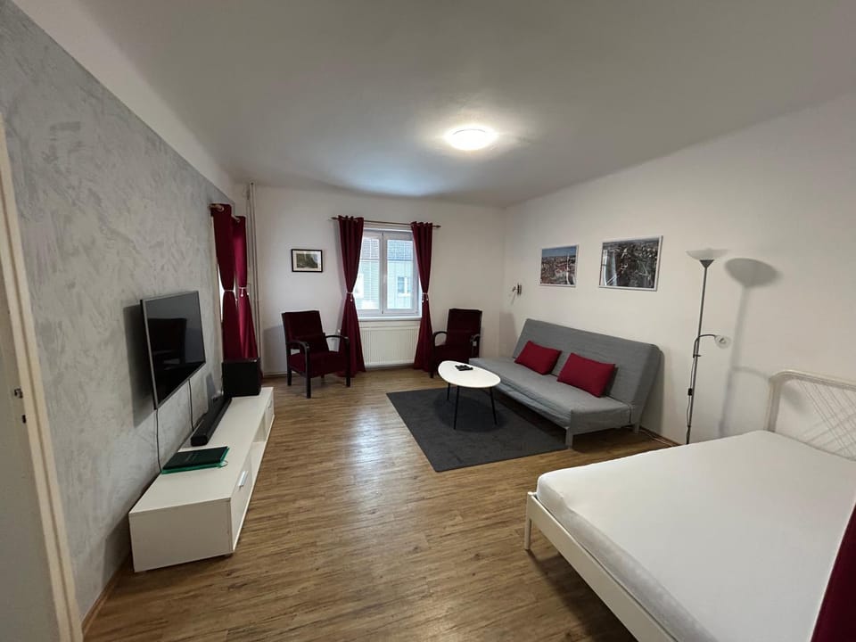 Bed, TV and multimedia, Living room