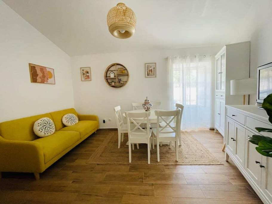 TV and multimedia, Living room, Dining area