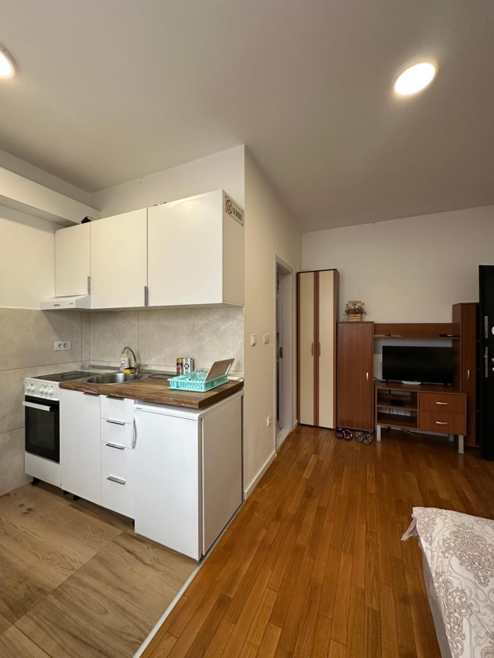 Kitchen or kitchenette, oven, stove