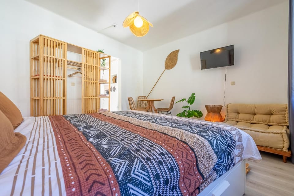 Bed, TV and multimedia, Photo of the whole room, Bedroom, wardrobe