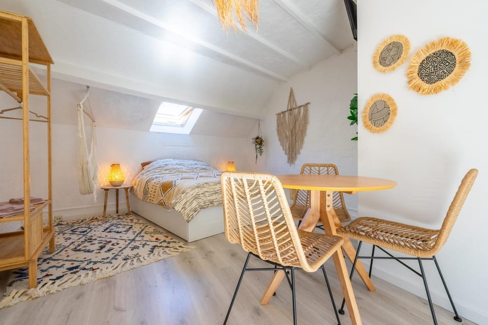 Bed, Photo of the whole room, Dining area