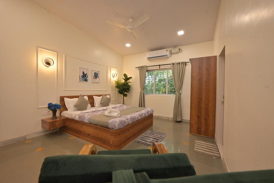 Photo of the whole room, towels, air conditioner