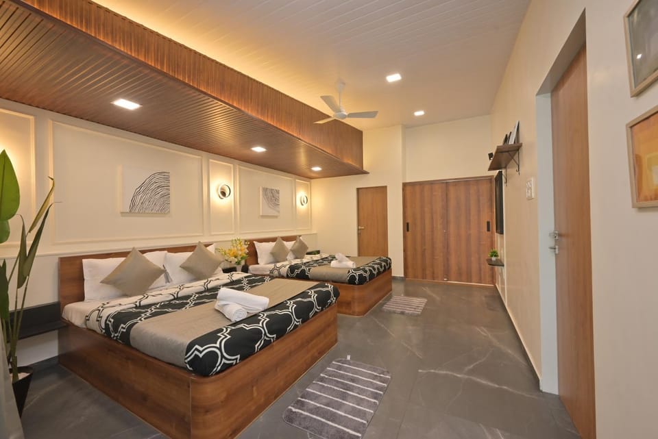 Photo of the whole room, towels, air conditioner