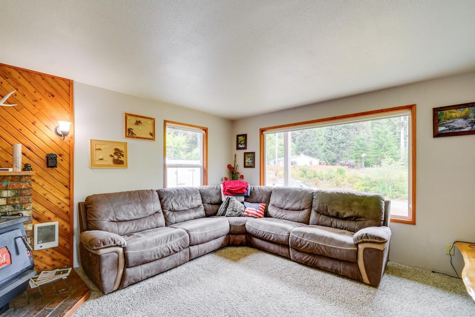 Cozy Washington Retreat with Deck, Walk to Beach! House in Pacific Beach