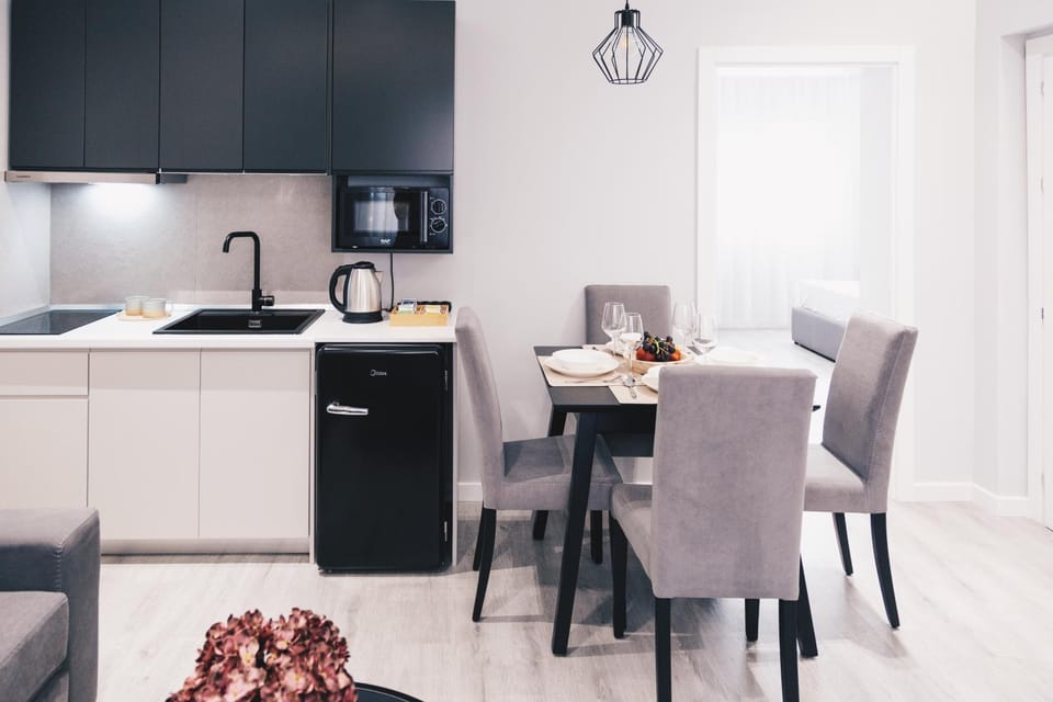 Kitchen or kitchenette, Living room, Seating area, Dining area, minibar, pet friendly, stove, toaster