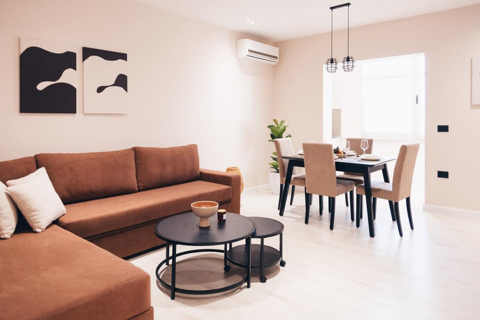 Communal lounge/ TV room, TV and multimedia, Living room, Dining area