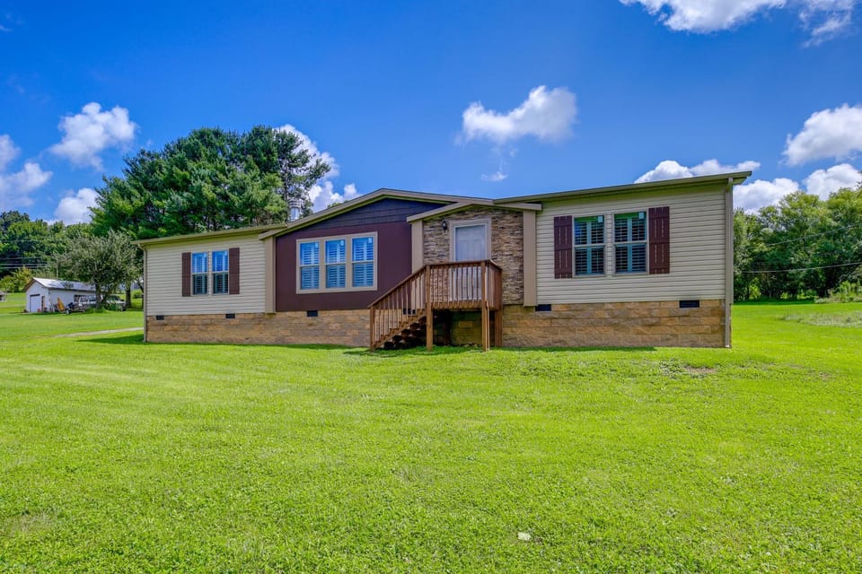 Dog-Friendly Home w/ Mtn Views in Chilhowie! House in Virginia