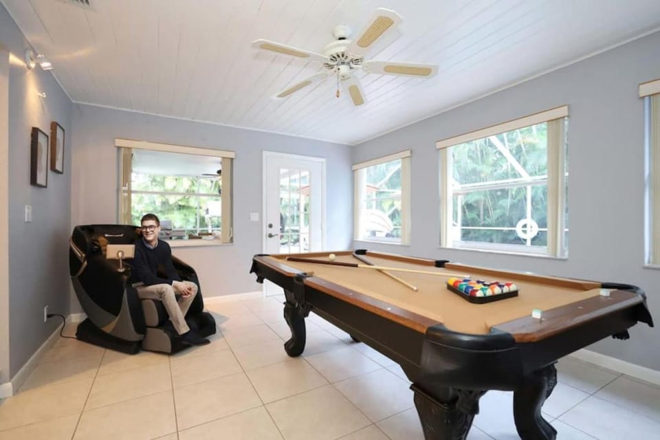 The Utopia Resort Dream Pool BBQ Outdoor Dining Villa in West Palm Beach