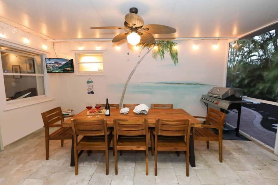 The Utopia Resort Dream Pool BBQ Outdoor Dining Villa in West Palm Beach