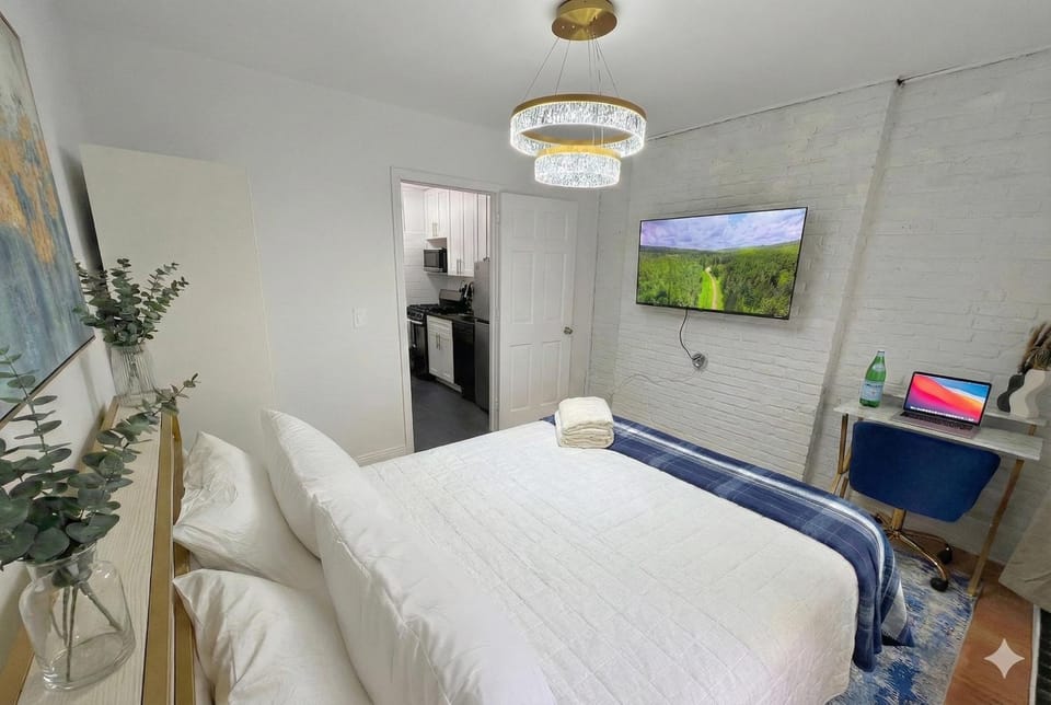 Bed, TV and multimedia, Photo of the whole room, Bedroom