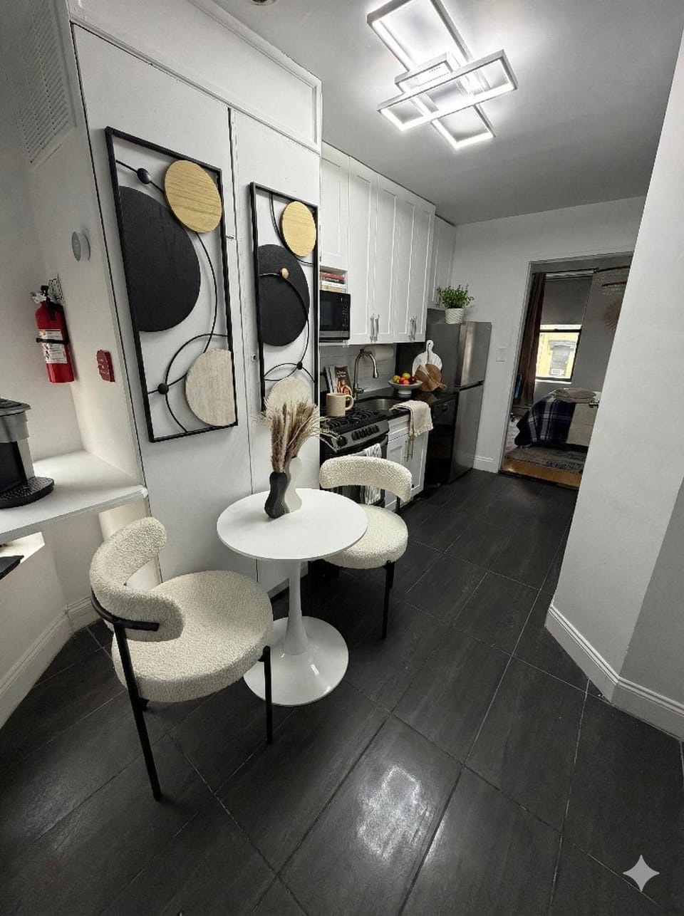 Coffee/tea facilities, Kitchen or kitchenette, Seating area, microwave, oven, stove, kitchen