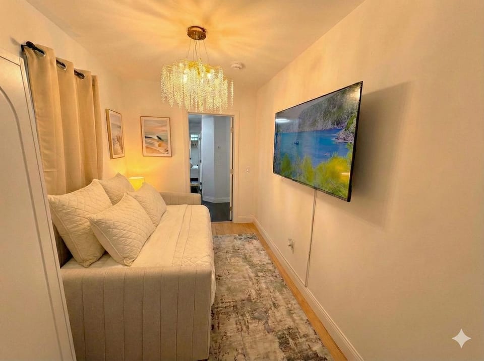 Bed, TV and multimedia, Bedroom, wardrobe