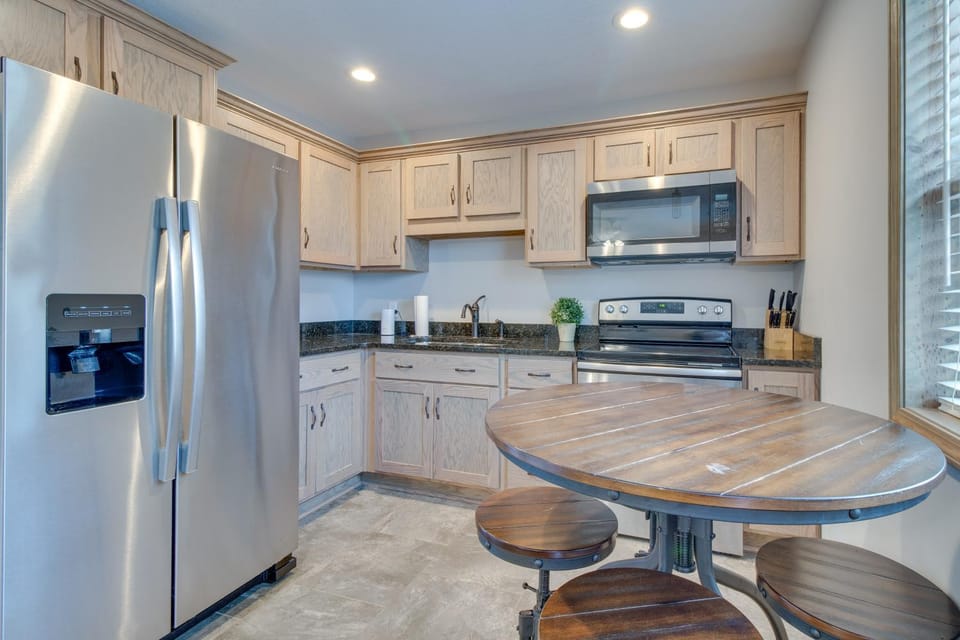Van Buren Retreat w/ Shared Fire Pit & Grills! House in Current River