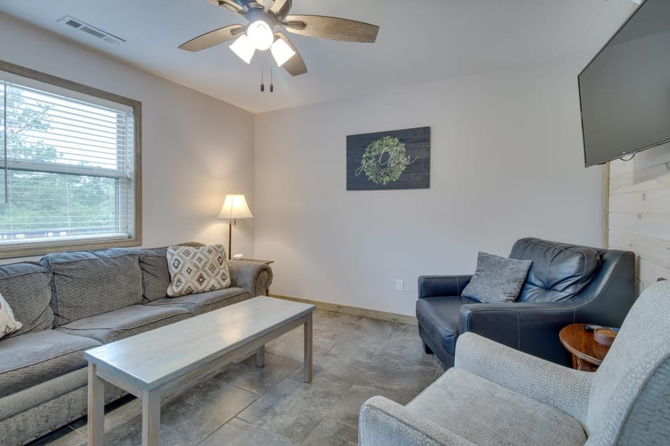Van Buren Retreat w/ Shared Fire Pit & Grills! House in Current River