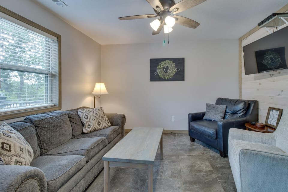 Van Buren Retreat w/ Shared Fire Pit & Grills! House in Current River