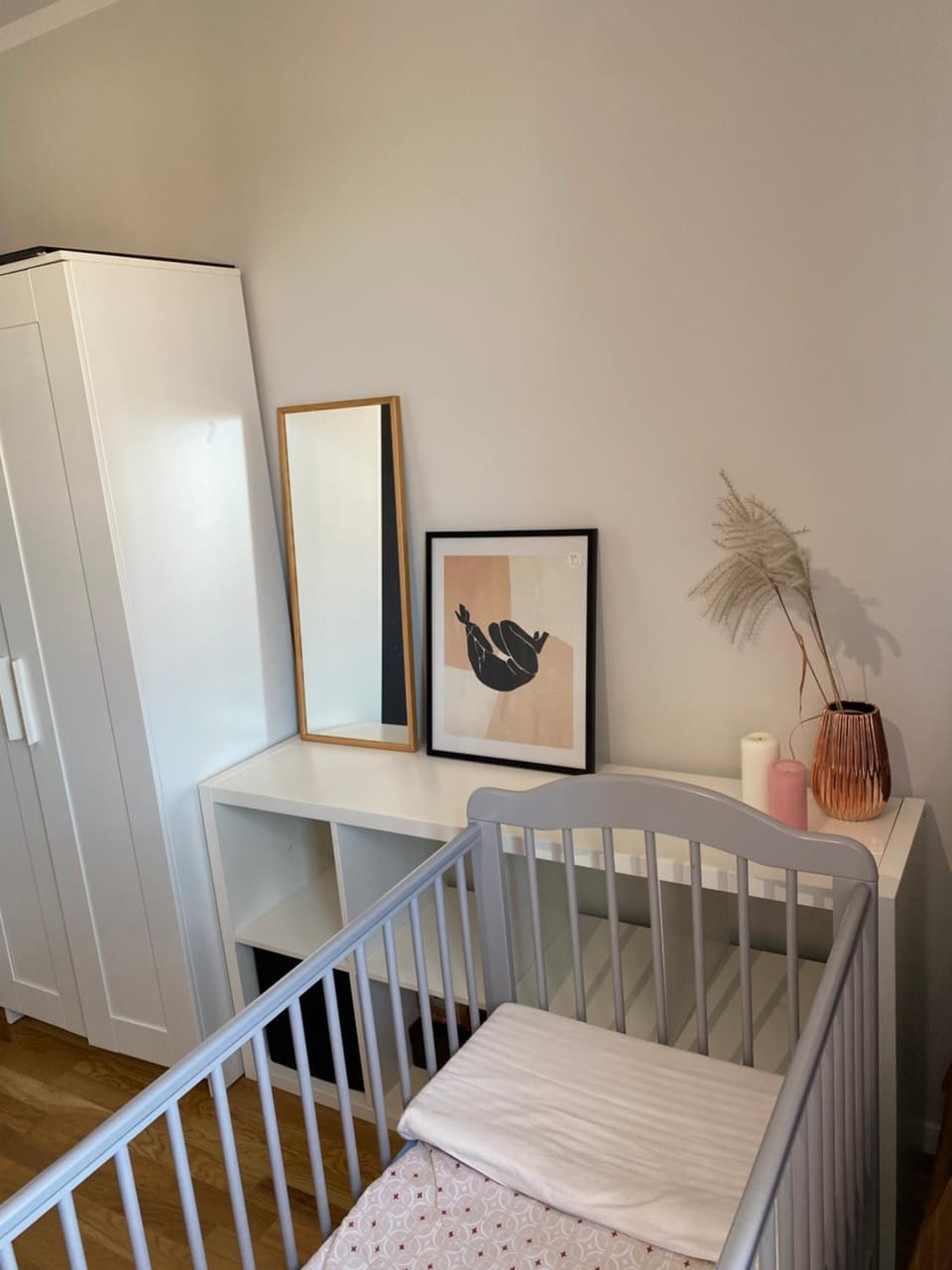 Photo of the whole room, Bedroom, cot