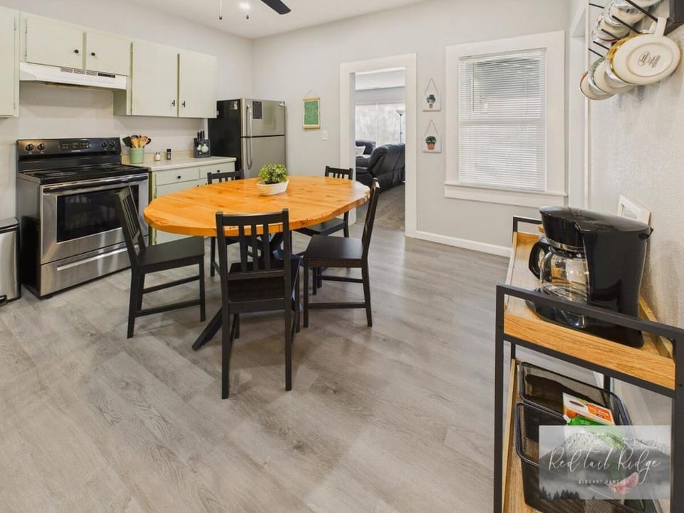 Coffee/tea facilities, Kitchen or kitchenette, Dining area, oven