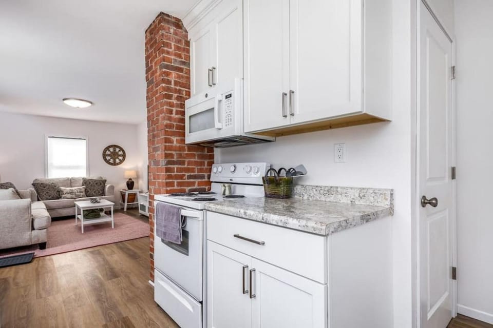 Kitchen or kitchenette, minibar, pet friendly, stove