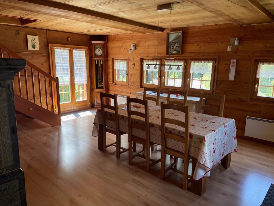 Seating area, Dining area
