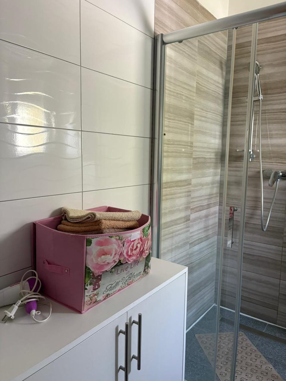 Shower, Bathroom, towels