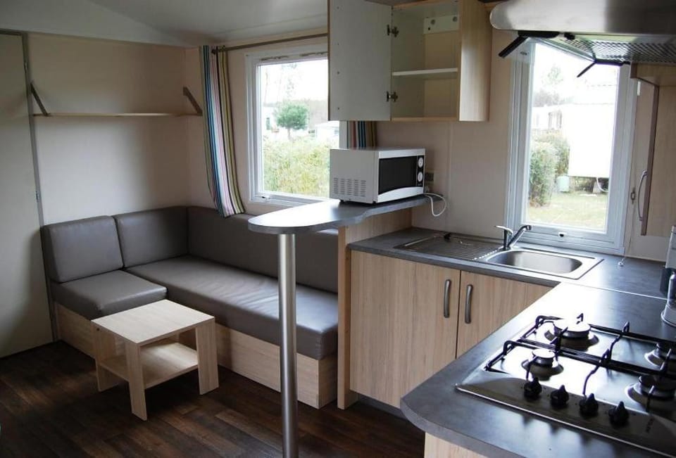 Kitchen or kitchenette, minibar
