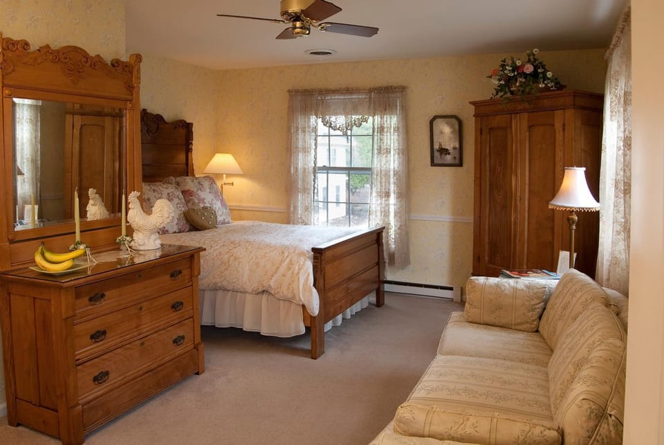 Photo of the whole room, Bedroom