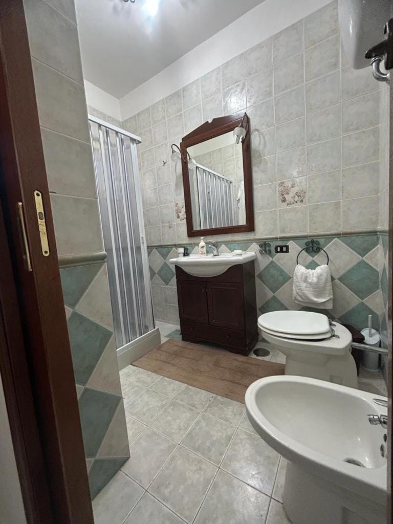 Toilet, Bathroom, bidet, towels