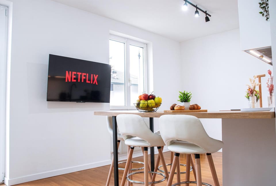 Communal lounge/ TV room, TV and multimedia, Dining area, Evening entertainment