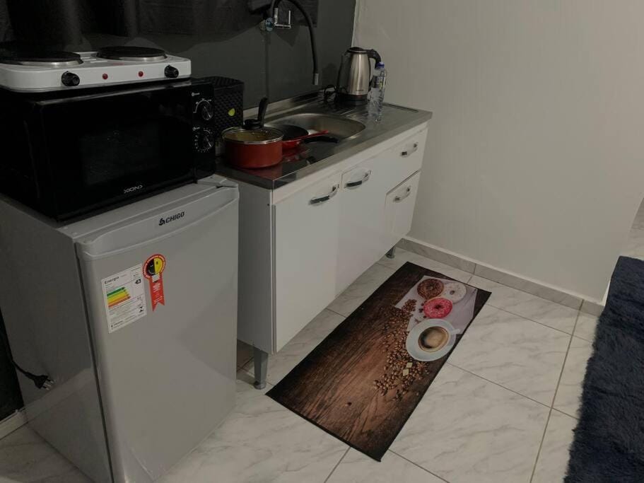 Kitchen or kitchenette, minibar, oven, stove