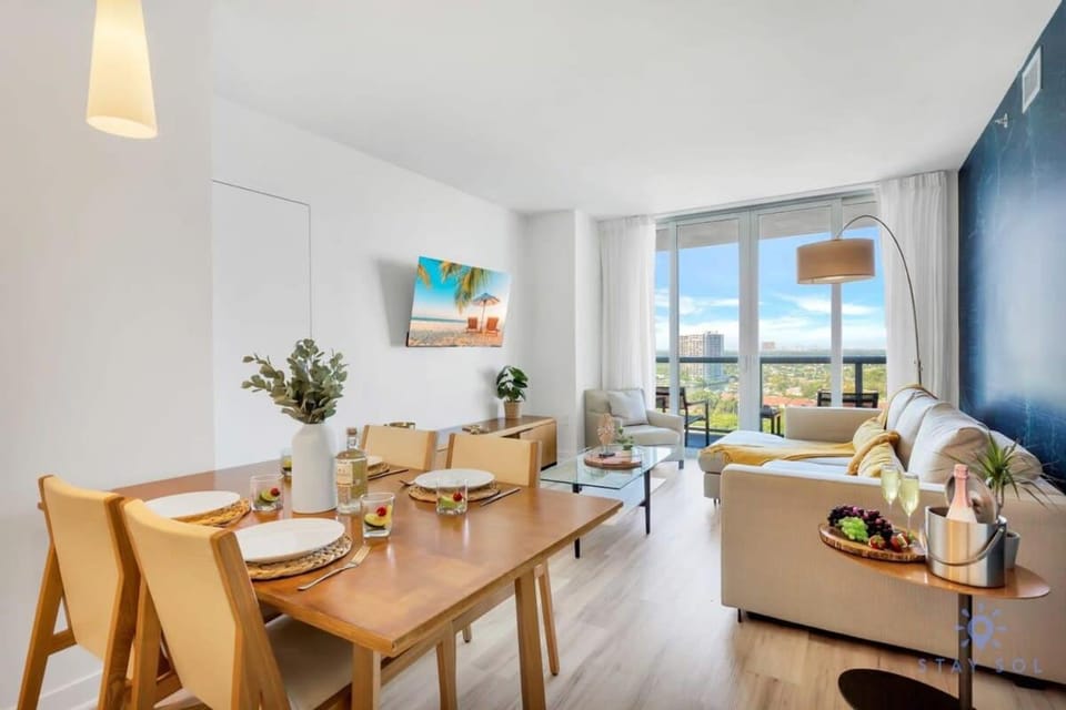 Amazing Pool - Apartment with Balcony and Gym Apartment in Hallandale Beach